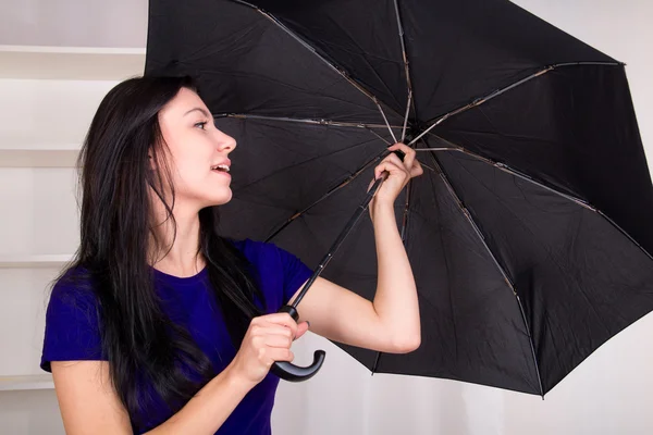 Meisje drogen paraplu thuis — Stockfoto