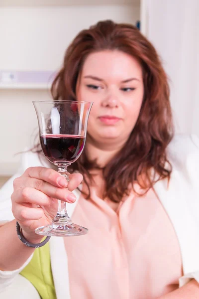 Femme élégante buvant du vin — Photo