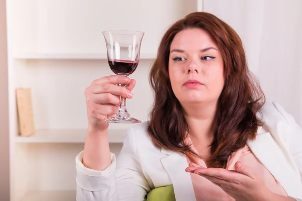 Elegáns nő, bort iszik — Stock Fotó