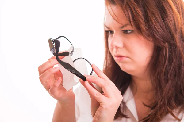 Frau putzt Brille — Stockfoto