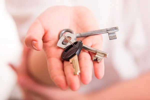 Huis sleutels ingesteld aan de hand — Stockfoto