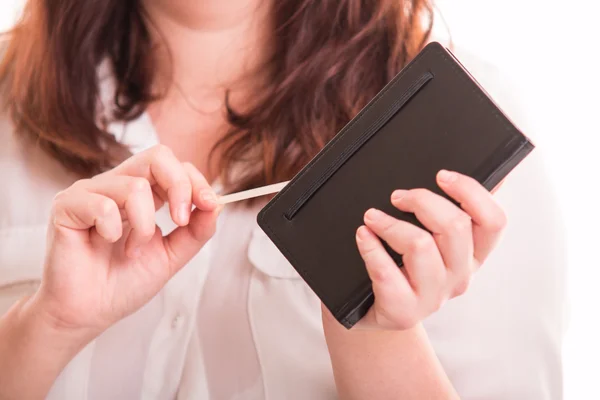 Frau mit kleinem Notizbuch — Stockfoto