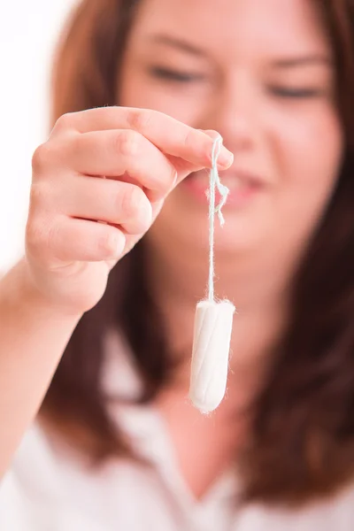 Mujer sosteniendo tampón intravaginal — Foto de Stock