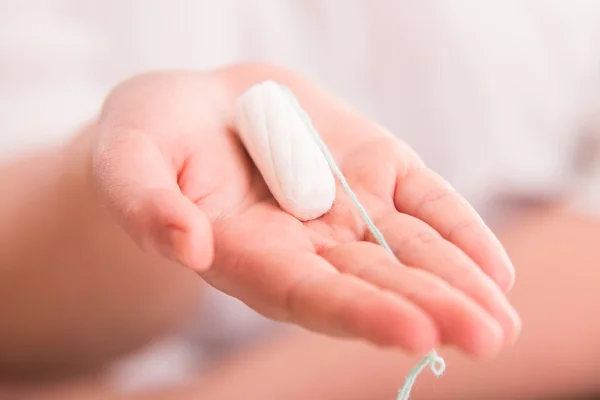 Tampon auf Frauenhand — Stockfoto