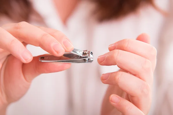 Corte de unhas usando cortador de unhas — Fotografia de Stock