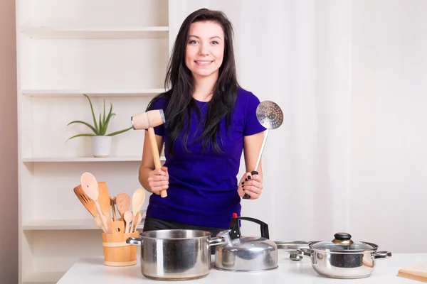 Mujer feliz cocinando en la cocina — Foto de Stock