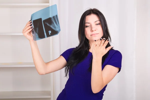 Girl looking at x-ray — Stock Photo, Image