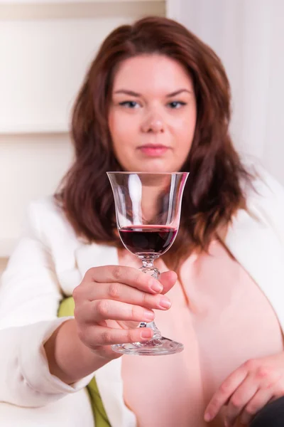 Femme élégante buvant du vin — Photo