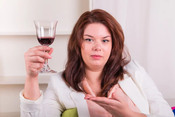 Elegante vrouw drinken van wijn — Stockfoto