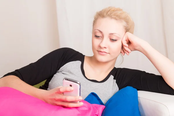 Blond girl holding smartphone — Stock Photo, Image