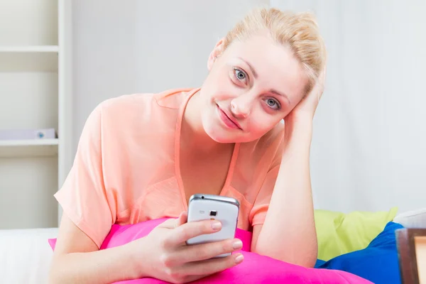 Blond girl holding smartphone — Stock Photo, Image