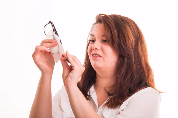 Žena čištění brýlí — Stock fotografie
