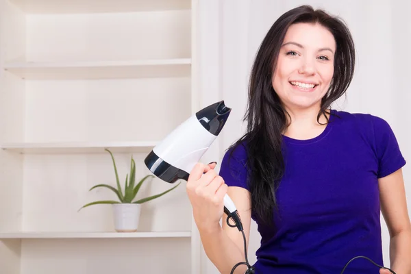 Junges Mädchen trocknet die Haare — Stockfoto