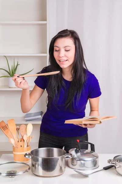 부엌 요리에서 여자 — 스톡 사진