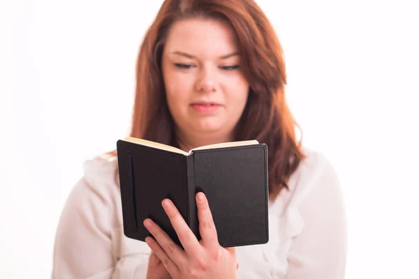 Vrouw lezing zwarte dagboek — Stockfoto