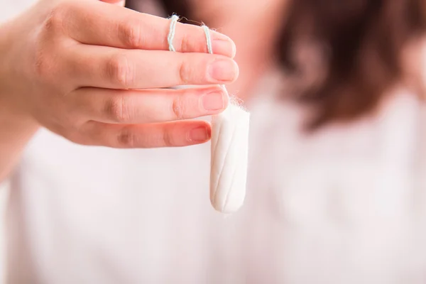 Femme tenant tampon intravaginal — Photo