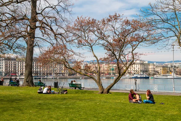 Jaro Park vedle Ženevské jezero — Stock fotografie