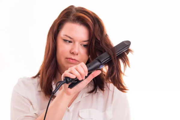 Femme essayant de redresser les cheveux — Photo