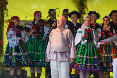 Geleneksel renkli Halk Dansları Topluluğu Lowicz, Polonya 