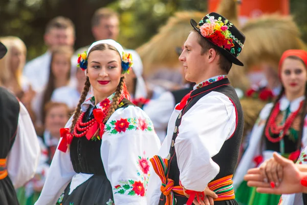 Traditionella färgglada folkdans grupp från Lowicz, Polen — Stockfoto