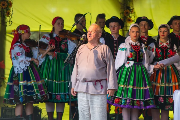 Grupo tradicional de baile folclórico colorido de Lowicz, Polonia — Foto de Stock