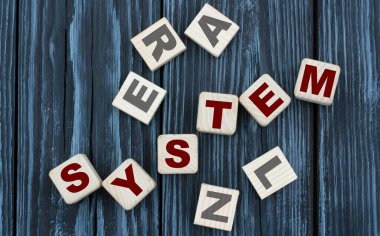 Küpler üzerindeki konsept kelime SYSTEM güzel gri bir arka planda. İş konsepti