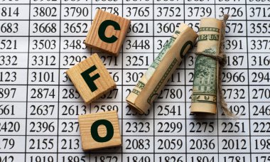 CFO (Mali İşler Müdürü) - Küpler üzerinde rakamlar ve banknotlar içeren kısaltma. İş konsepti