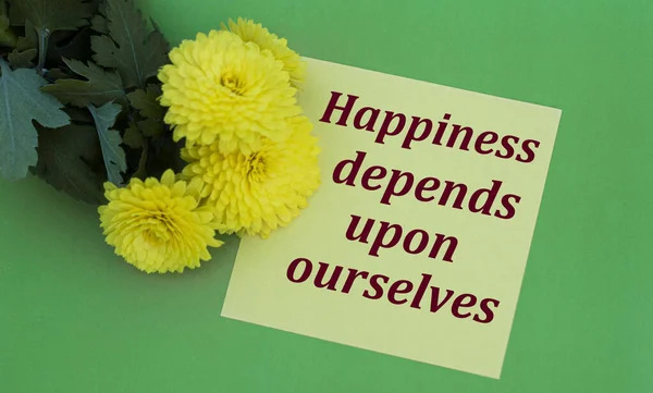 Happiness Depends Ourselves Slova Listu Papíru Žlutými Květy Zeleném Pozadí — Stock fotografie