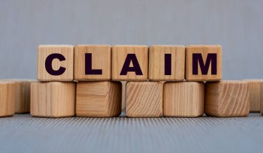 CLAIM - güzel gri bir arka planda tahta küplerle ilgili bir söz. İş konsepti