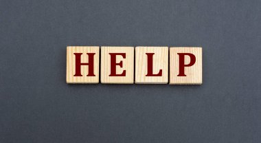 Gri arkaplandaki tahta küplere konsept kelime yardımcı olur. Bilgi kavramı