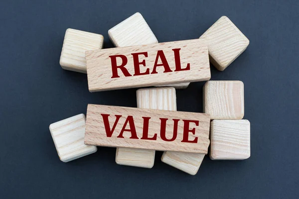 Real Value Woorden Houten Balken Blokjes Een Grijze Achtergrond Bedrijfs — Stockfoto