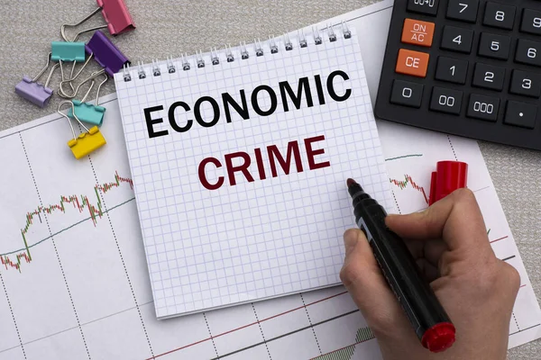 Hand Van Een Vrouw Schrijft Een Notitieboekje Woorden Economische Crime — Stockfoto