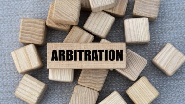 ARBITRATION - Gri arkaplandaki tahtadan parmaklıklar üzerinde kelimeler. İş ve konsept
