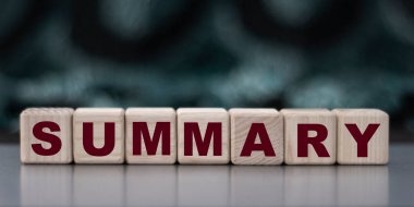 SuMMARY - ahşap küpler hakkında kelime bulanık kamuflaj arka planda. İş konsepti