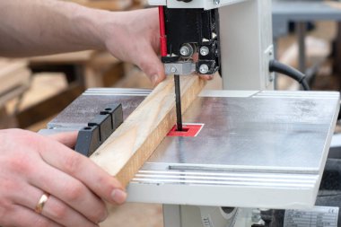 küçük detayları olan ahşap işlemeli testere makinesi