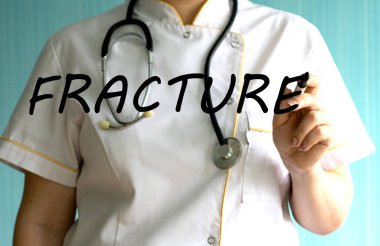 Doktor keçeli kalemle kelime kırığı yazıyor. Tıbbi konsept.