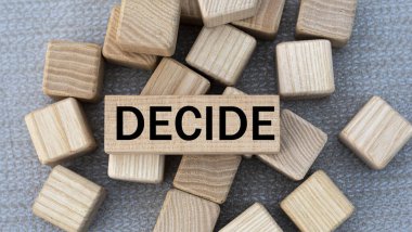 Karar ver. Gri bir arka planda tahta parmaklıklar ve küplerin üzerindeki kelimeler. İş ve konsept