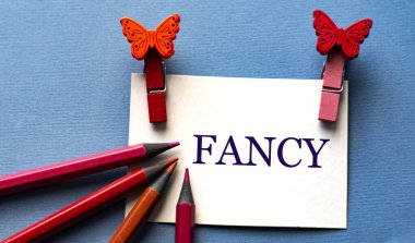 FANCY - beyaz kartonda güzel mandalları ve kırmızı kalemleri olan bir kelime. Düş kavramı
