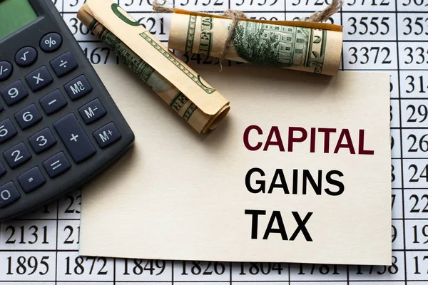 Capital Gains Tax Woorden Een Wit Vel Tegen Een Tafel — Stockfoto