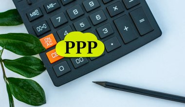 PPP - hesap makinesi, kalem ve yeşil sayfalı beyaz arkaplan üzerinde sarı bir not kağıdındaki kelime. İş konsepti