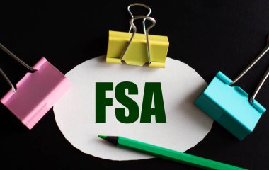FSA (Finansal Hizmetler Otoritesi) - çok renkli ataçlar ve yeşil kalemle beyaz kağıt üzerinde kelime. İş konsepti