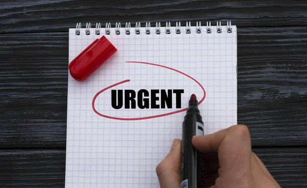 Eine Frauenhand Schreibt Auf Ein Weißes Laken Das Wort Urgent — Stockfoto