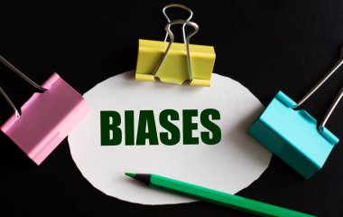 BIASES - beyaz kağıt üzerinde kelime çok renkli ataç ve yeşil kalem ile. İş konsepti