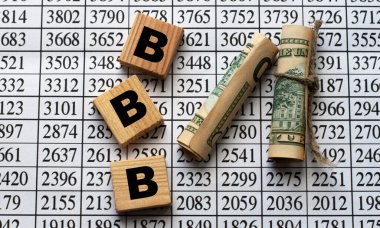 BBB (Daha İyi İşletme Bürosu) - küpler üzerinde sayılar ve banknotlarla kısaltma. İş konsepti