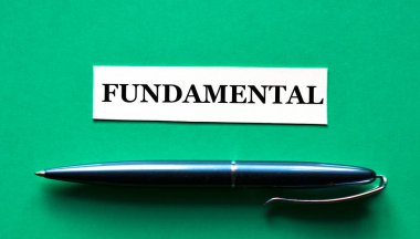 FUNDAMENTAL - siyah saplı yeşil arka planda bir kelime. Bilgi kavramı