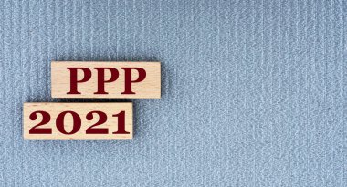 PPP 2021. Gri arkaplandaki ahşap parmaklıklar ve boş alanlar. İş konsepti