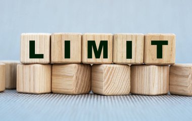 LIMIT - güzel gri bir arka planda tahta küplerle ilgili bir kelime. İş konsepti
