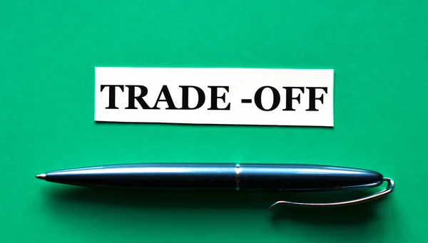 Trade Woord Een Groene Achtergrond Met Een Zwart Handvat Info — Stockfoto