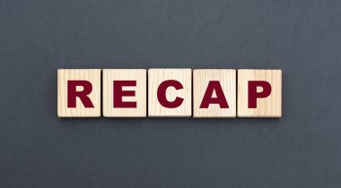 Gri arkaplandaki tahta küplerin konsept adı RECAP. Bilgi kavramı