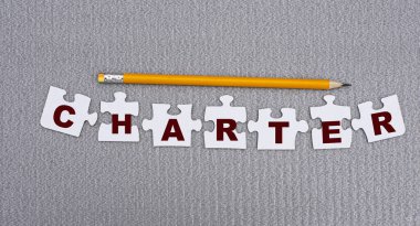 CHARTER, gri arka plan ve kurşun kalemle yazılmış kağıt beyaz bulmacalardan oluşan bir kelimedir. Bilgi kavramı